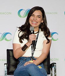 How tall is Isabella Gomez?